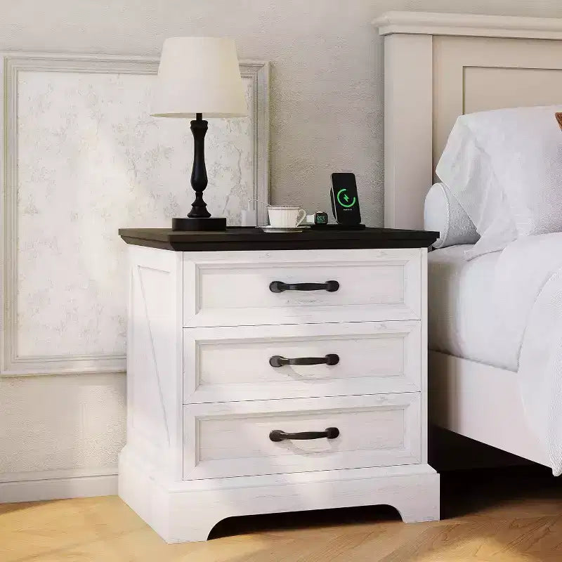 Comodino moderno in stile rustico con 3 ampi cassetti, tavolino laterale da 63 cm di larghezza in legno retrò, comodino grande per camera da letto, bianco