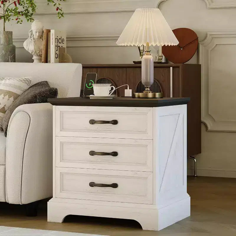 Comodino moderno in stile rustico con 3 ampi cassetti, tavolino laterale da 63 cm di larghezza in legno retrò, comodino grande per camera da letto, bianco