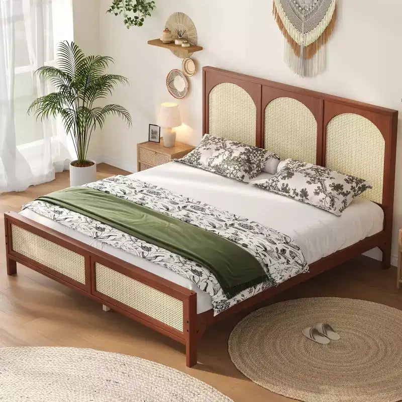 Letto a piattaforma in legno matrimoniale/king size con testiera e pediera in rattan, struttura letto con gambe di supporto