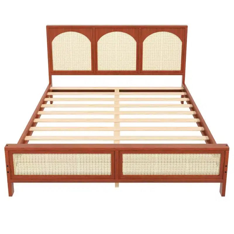 Letto a piattaforma in legno matrimoniale/king size con testiera e pediera in rattan, struttura letto con gambe di supporto