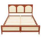 Letto a piattaforma in legno matrimoniale/king size con testiera e pediera in rattan, struttura letto con gambe di supporto