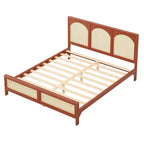 Letto a piattaforma in legno matrimoniale/king size con testiera e pediera in rattan, struttura letto con gambe di supporto