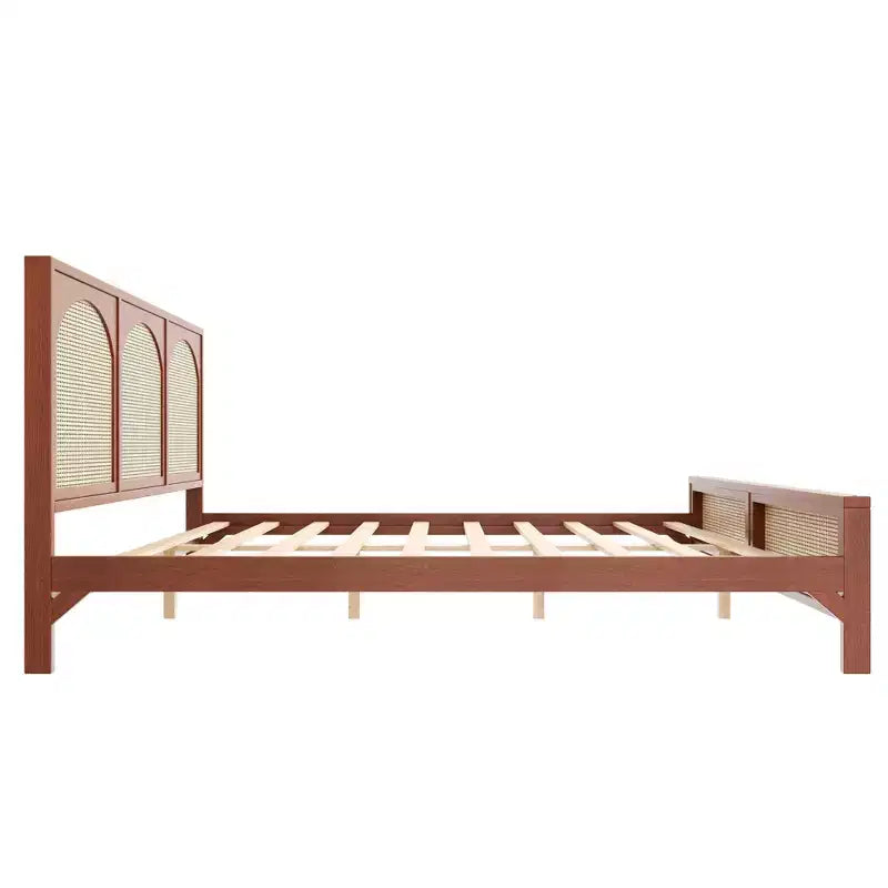 Letto a piattaforma in legno matrimoniale/king size con testiera e pediera in rattan, struttura letto con gambe di supporto