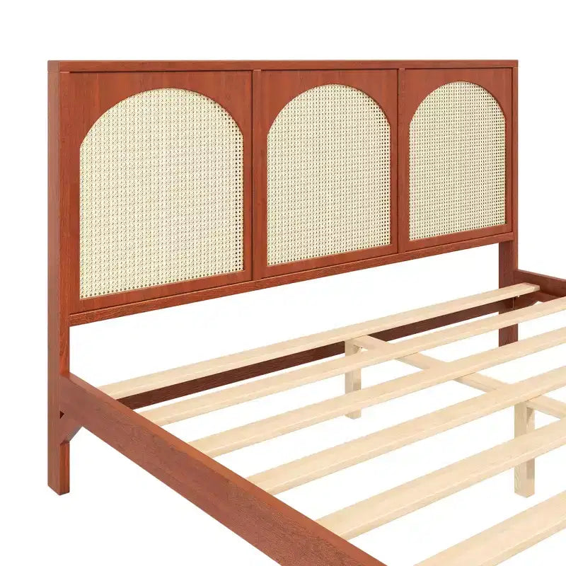 Letto a piattaforma in legno matrimoniale/king size con testiera e pediera in rattan, struttura letto con gambe di supporto
