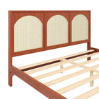 Letto a piattaforma in legno matrimoniale/king size con testiera e pediera in rattan, struttura letto con gambe di supporto