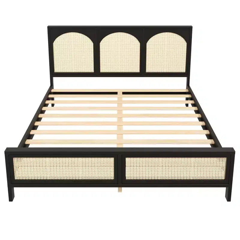 Letto a piattaforma in legno matrimoniale/king size con testiera e pediera in rattan, struttura letto con gambe di supporto