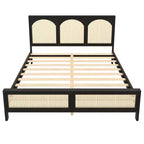 Letto a piattaforma in legno matrimoniale/king size con testiera e pediera in rattan, struttura letto con gambe di supporto