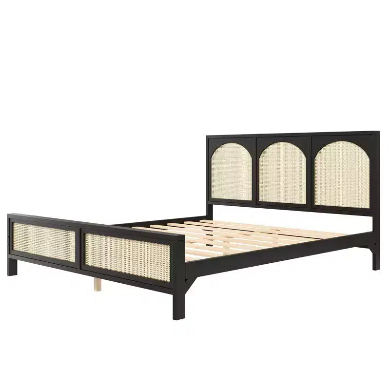 Letto a piattaforma in legno matrimoniale/king size con testiera e pediera in rattan, struttura letto con gambe di supporto