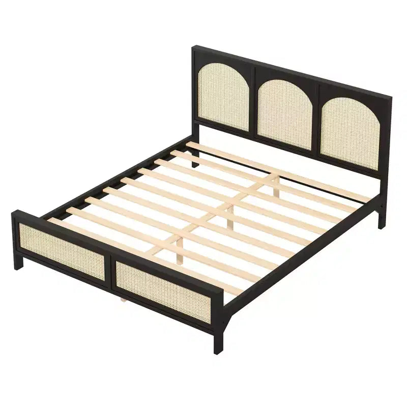 Letto a piattaforma in legno matrimoniale/king size con testiera e pediera in rattan, struttura letto con gambe di supporto