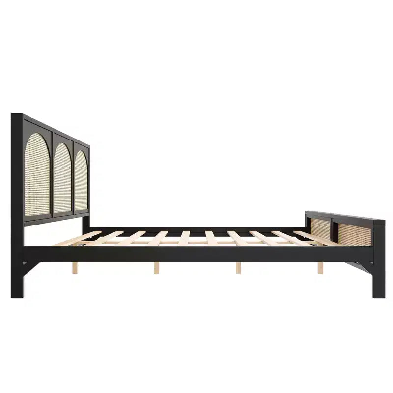 Letto a piattaforma in legno matrimoniale/king size con testiera e pediera in rattan, struttura letto con gambe di supporto