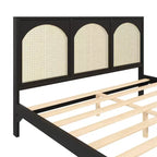 Letto a piattaforma in legno matrimoniale/king size con testiera e pediera in rattan, struttura letto con gambe di supporto