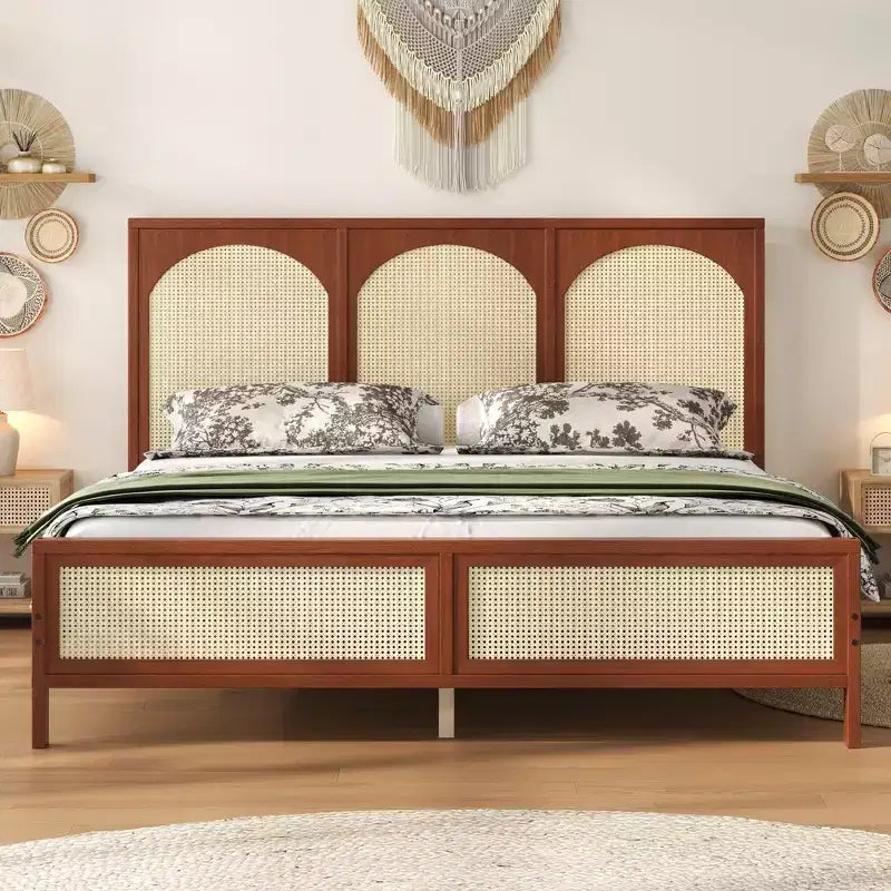 Letto a piattaforma in legno matrimoniale/king size con testiera e pediera in rattan, struttura letto con gambe di supporto