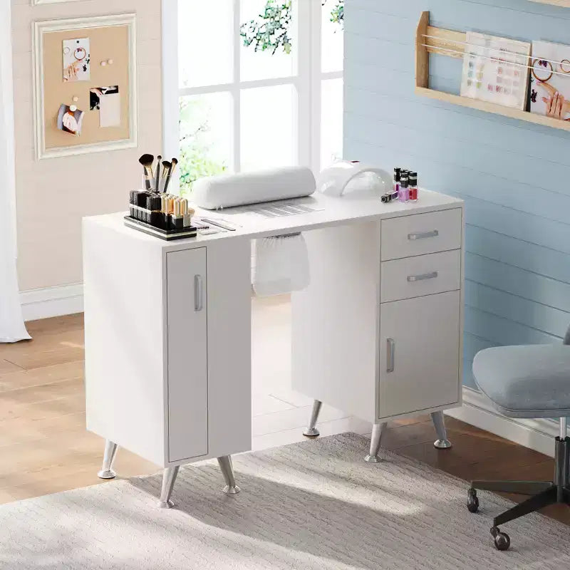 Tavolo professionale da nail salon con piano in vetro, dotato di aspiratore di polveri sottili, poggiapolso, cassetti e armadietti, colore bianco.