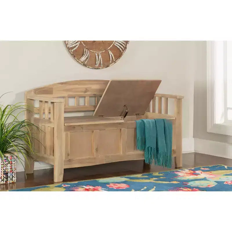 Panca contenitore da 52" Aria Traditional in legno massello con seduta spaccata e finitura lavata, marrone: Mobile da ingresso con schienale