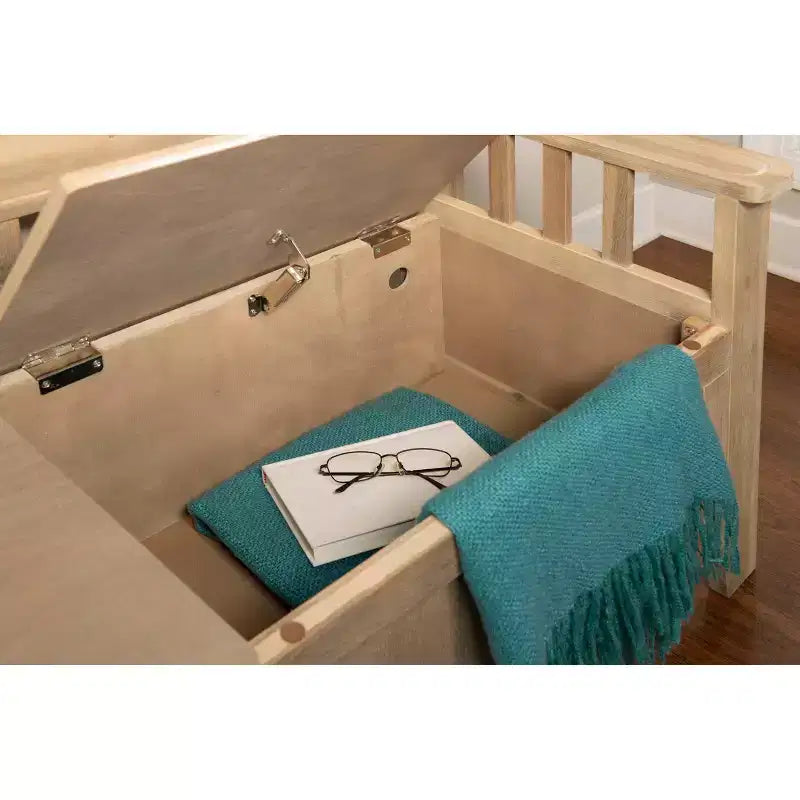 Panca contenitore da 52" Aria Traditional in legno massello con seduta spaccata e finitura lavata, marrone: Mobile da ingresso con schienale